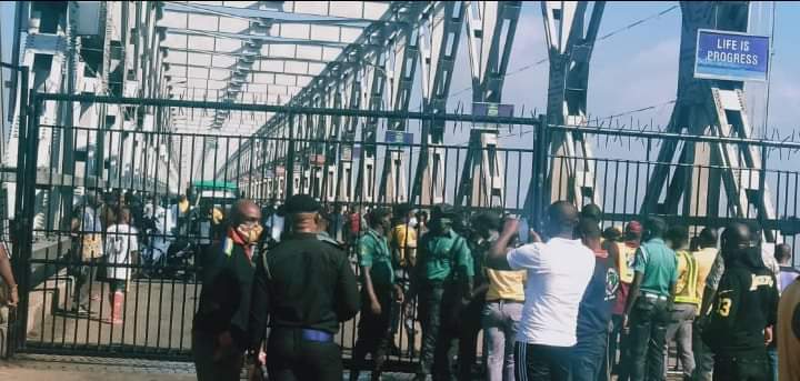 Ban On Interstate Movement  :  Anambra State Govt Barricades  Anambra – Delta Boundary