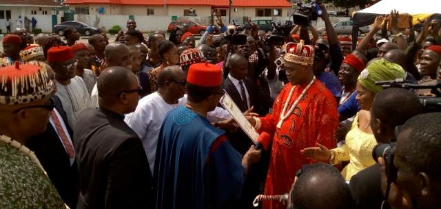 Gov Obiano Presents Certificate Of Recognition To Igwe Obiora Of Enugwu-Otu Aguleri