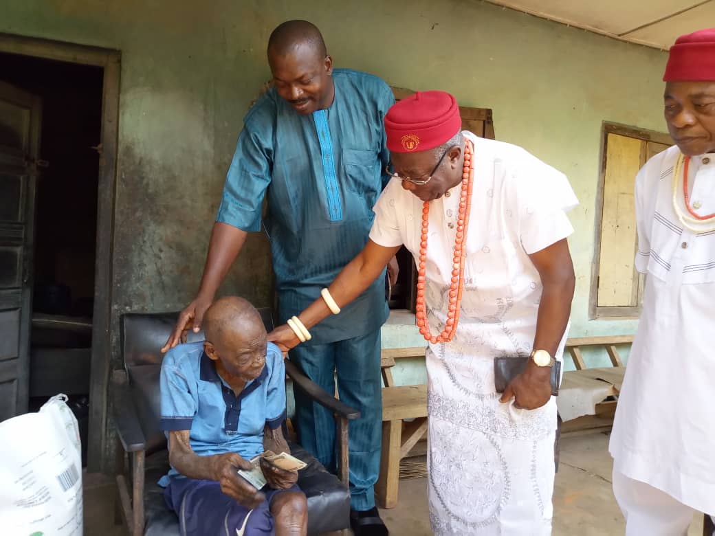 Enugwu – Ukwu Monarch Igwe Ekpe Visits Centenarians, Presents Gift Items
