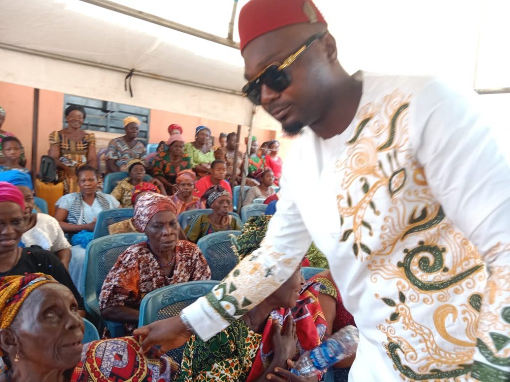 Yuletide : Abu Mmaduaburochukwu Foundation  Gives Succour To Widows In Mbaukwu