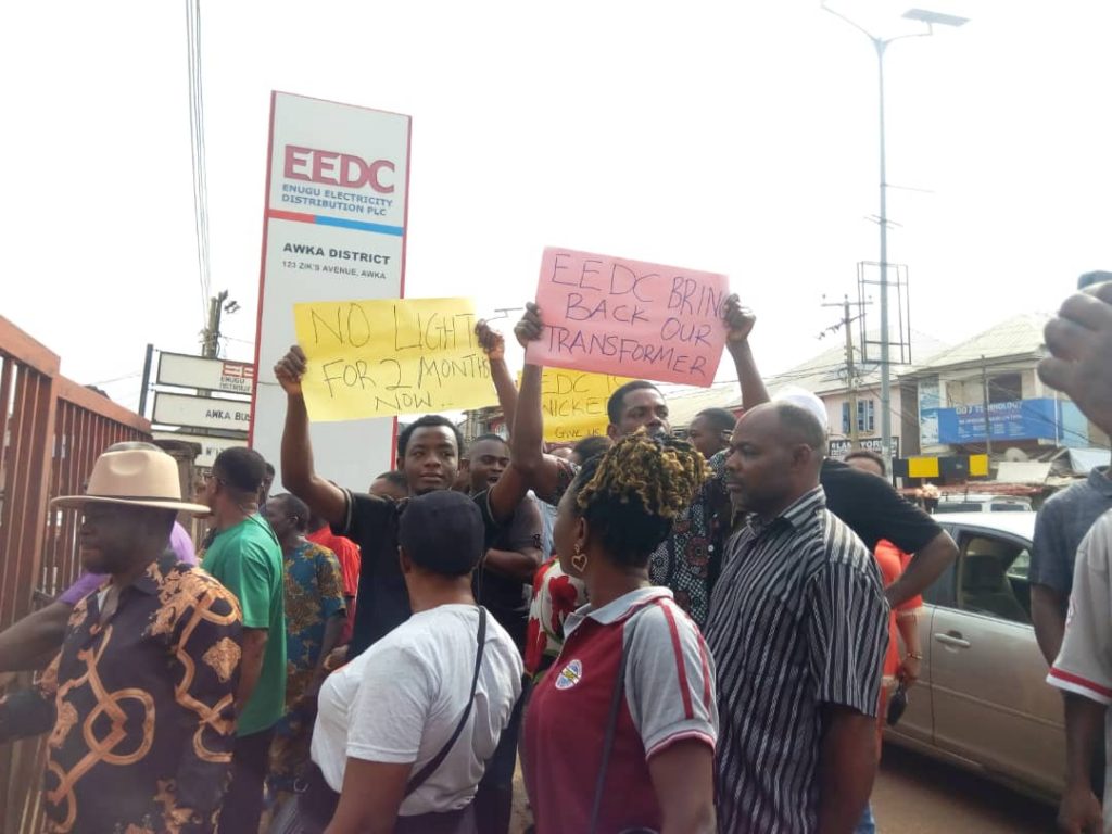Residents Of Saint John Of God Mission Road,  Others Protest At EEDC Office Awka  Over Three  Months Blackout