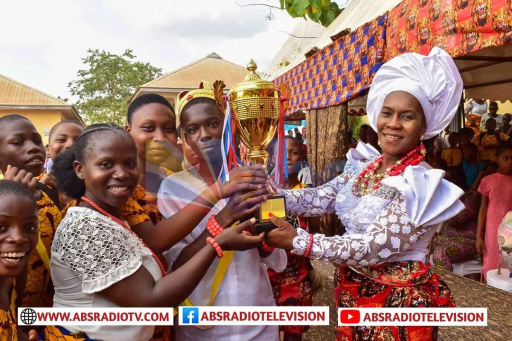Anambra State Govt Authorizes Principals, Teachers To Seize Phones From Students